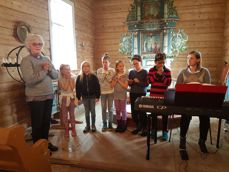 Barnekoret under ledelse av prest Kari Nedgård og organist Veronica Kashina