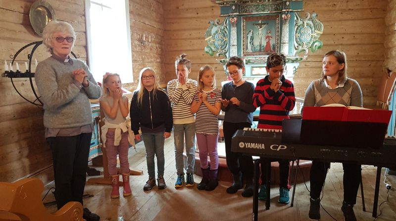 Barnekoret under ledelse av prest Kari Nedgård og organist Veronica Kashina