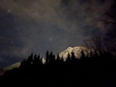 I mørketida legger vi ekstra godt merke til lyset, som denne stjernehimmelen over De syv søstre. Foto: Olav Rune Ertzeid