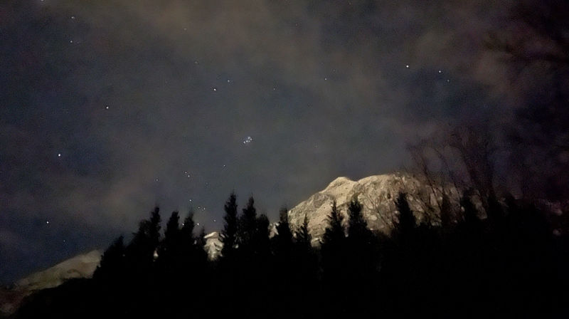 I mørketida legger vi ekstra godt merke til lyset, som denne stjernehimmelen over De syv søstre. Foto: Olav Rune Ertzeid