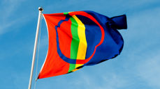 Samisk flagg som vaier i vinden. Foto: Bente Geving