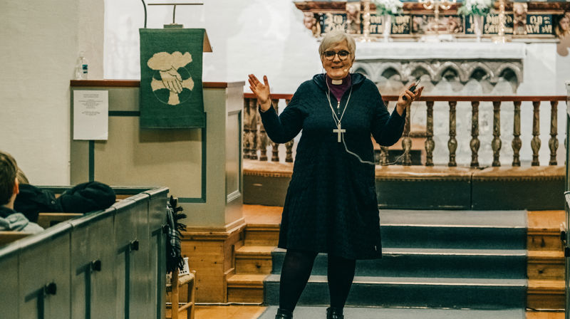 Biskop Ann-Helen Fjeldstad Jusnes snakker til engasjerte konfirmanter i Bodin kirke, november 2021. Foto: Kontrafei Media