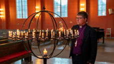 Biskop Svein tenner lys i lysgloben i Stamsund kirke. Foto: Sør-Hålogaland bispedømme