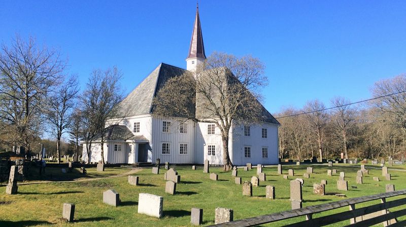 Lurøy kirke i strålende maisol