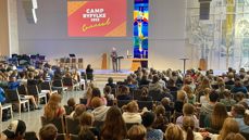 260 konfirmanter satt rolig og lyttet i Tau kirke, det var tydelig at fortellingene fra Tore Thommasen traff.
