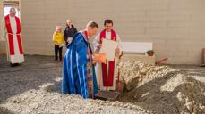 Biskop Anne Lise Ådnøy la ned grunnsteinen saman med sokneprest Just Salvesen. Foto: Tore Myrstad