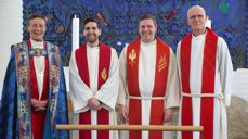 Fra venstre: biskop Anne Lise Ådnøy, Helge Bjørgaas Helle, sokneprest Vidar Søyland Pettersen, professor emeritus VID Hans Austnaberg. Foto: Tor Syvert Aass.