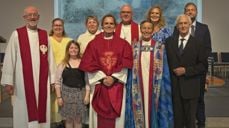 Noen av de medvirkende i vigslingsgudstjenesten, i tillegg sang hele tre kor. Foto: Jason McKiernan