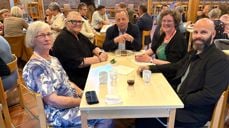 Rundt bordene satt menighetsrådsmedlemmer og bispedømmerådsmedlemmer sammen, her er Bogafjell godt representert ved (f.v.) Brit Niemi, Torhild Nødland og menighetsrådsleder David Benno Sæther ytterst til høyre. I midten sitter varamedlem i bispedømmerådet Willy Finnbakk med rådsmedlem Ingrid Berg Tobiassen til høyre.