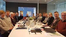 Ved bordenden sitter representanter fra avdeling for menighetsutvikling som er på besøk i rådet. Liv Heidrun Skaar Heskestad i midten.