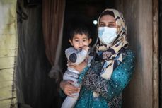 Mamma Weedad Ahmad Al-Khalaf er bekymret for fremtiden til datteren Talia på ett år. Det er ingenting for dem å gjøre i flyktningleiren i Bekaadalen i Libanon, og de har hele livet på vent. Foto: João Sousa