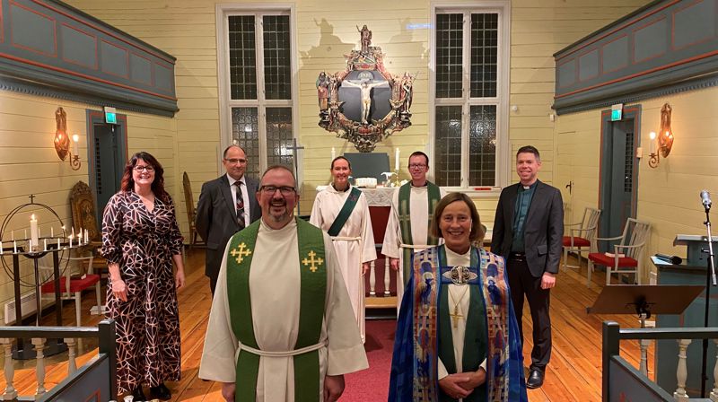 Prost Lars Sigurd Tjelle og biskop Anne Lise Ådnøy sammen med alle som bidro i gudstjenesten.