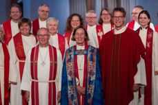 Ludvig Bjerkreim og Tom Krager med biskop Anne Lise Ådnøy i midten og prestene i Sandnes rundt seg. Foto: Hans Lie