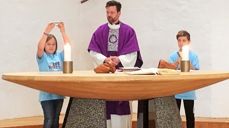 Sokneprest Arnt Johan Vistnes fikk hjelp fra to av Lys Våken-deltakerne under nattverden 1. søndag i advent.