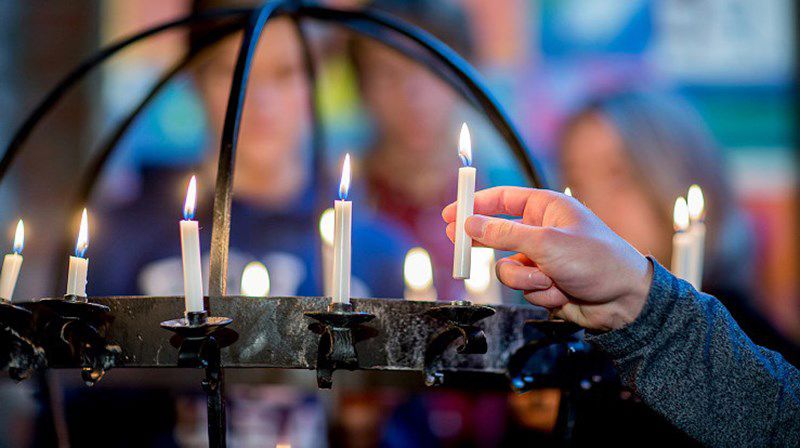 Besøk kirken på nett og tenn et lys på den digitale bønneveggen.
