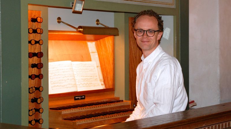 Arnfinn Tobiassen ved orgelet i Avaldsnes kirke, der han er kantor. 