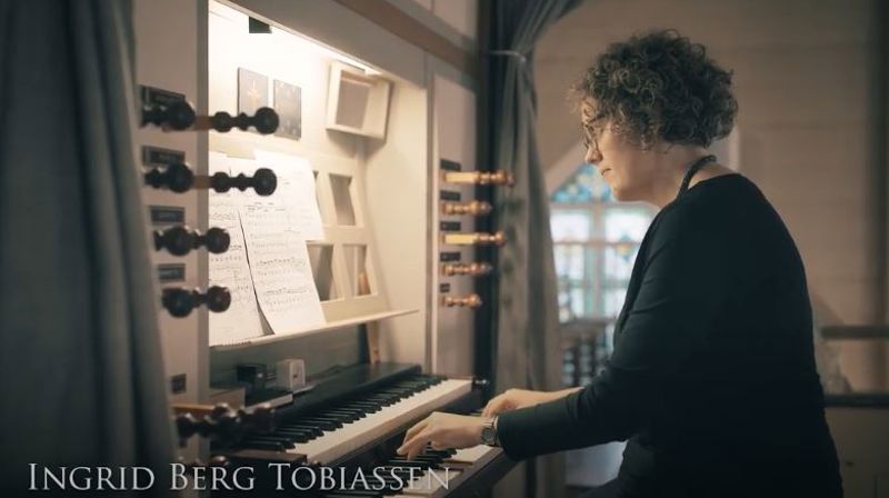 Kantor i Torvastad, Ingrid Berg Tobiassen er en av de som spiller på filmen. Foto: Skjermdump fra Youtube.