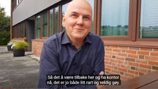 I filmen forteller Ove Sjursen om hvordan det er å ha kontor i sin barndoms andre hjem: Ungdoms- og alderssenteret i Kopervik.
