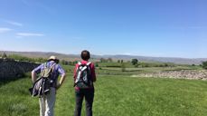 Pilegrimsvandring på grønne sletter - kan snart bli en realitet i større deler av landet, med våren i anmarsj. (Foto: Ragnhild Halle)