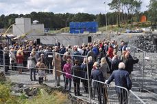 Mange hadde funnet veien til seremonien – 70 år etter byggevedtaket. Foto: Øystein Viland