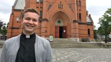 – Da jeg hadde vært prestevikar på Haugalandet i fjor, gikk jeg inn i teologistudiet med ny frimodighet og fornyet perspektiv, sier Jon Olav Meling Kvamsøe, her foran Vår Frelsers kirke i Haugesund.
