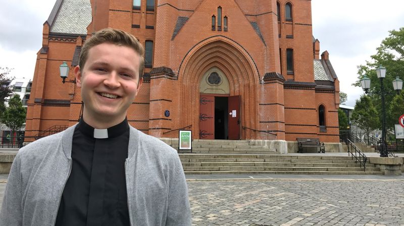 – Da jeg hadde vært prestevikar på Haugalandet i fjor, gikk jeg inn i teologistudiet med ny frimodighet og fornyet perspektiv, sier Jon Olav Meling Kvamsøe, her foran Vår Frelsers kirke i Haugesund.