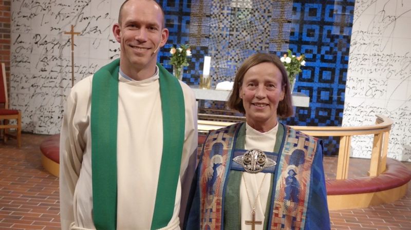 Prost Tor Magne Nesvik og biskop Anne Lise Ådnøy i Madlamark kirke etter innsettelsen. Foto: Jan Steinar Halås