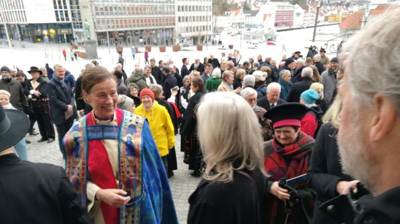 Stavanger biskop Anne Lise Ådnøy utenfor Stavanger domkirke, etter at hun søndag 17. mars 2019 ble vigslet til biskop. (Foto: Kirkerådet)