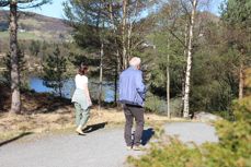 – Vi velger å gå på steder der stiene er brede nok til at vi kan gå ved siden av hverandre med avstand, forteller diakon Kjersti Hjelmervik Loftshus i Tysvær.