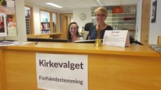 Ellinor Hellestøl (t.h.) og Kirsten-Ona Fuglestad Fuglset tar godt imot de som kommer for å stemme ved Kirkens Servicetorg i Stavanger.