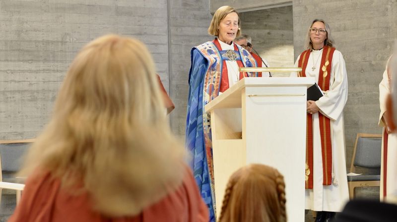 Biskop Anne Lise Ådnøy ved vigslingen av Sola kirke. Foto: Øystein Viland