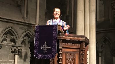 Stavanger bispedømmes nye biskop Anne Lise Ådnøy på prekestolen i Nidarosdomen søndag. Foto: Matias Kraft Vistnes 