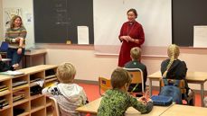 Biskopen fekk gode spørsmål frå fjerde klasse på Finnøy skule.