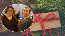 Diakon Anne Synnøve Vegge og familiekoordinator Marion Gundersen fra NAV er glade for samarbeidet om Julegaveaksjonen.