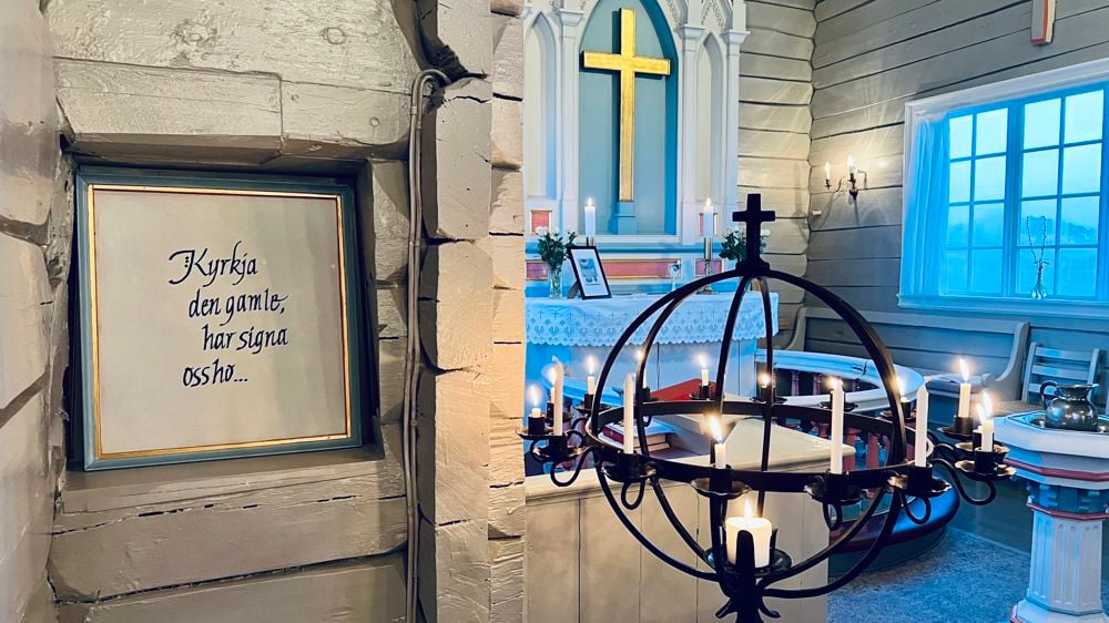 Et nylaget bilde med sitat fra Utsirasangen fikk sin plass i kirkeveggen etter visitasgudstjenesten.