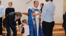 Nattverd for små og store under visitasgudstjenesten søndag. Knut Meland er nattverdsmedhjelper.