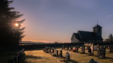 Orre kyrkje i soloppgang. Foto: Orre kyrkjelyd