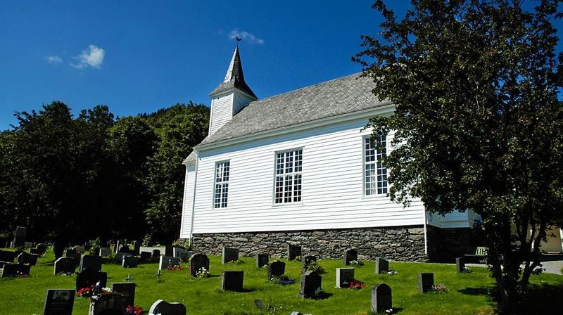Imsland kyrkje frå 1861 ligg idyllisk til ved Imslandssjøen.