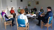 Tid for felles formiddagsbønn før lunsj. Torill Stordalen til venstre og Arvid Kaspersen til høyre på bildet.