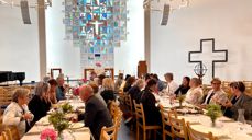 Lørdag var det invitert til Gjestebud i en vakkert pyntet Veavågen kirke. Gjestene representerte alt fra historielag, kulturskole, idrett, politikere og ansatte i kommunen.