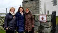 Kulturrådgiver Ragnhild Halle, Krf-politiker Gunn-Marit Lygre og prosjektkoordinator Wenche Lindtner foran Avaldsnes kirke, nå et Nøkkelsted langs Kystpilegrimsleia til Nidaros.