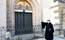 Martin Luther (Kirchenmeister Bernhard Naumann) foran døren til Slottskirken i Wittenberg. Foto: kathpress.at