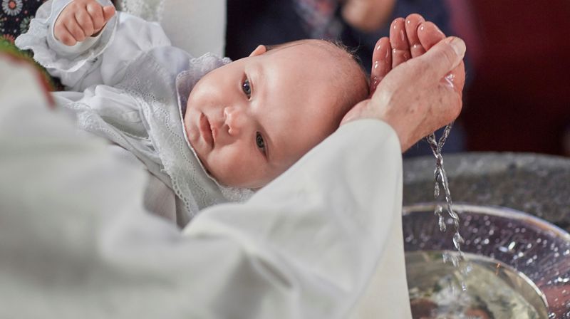En ny plakat skal gi inspirasjon til jevnlige drypp om dåp. Foto: Kirkerådet