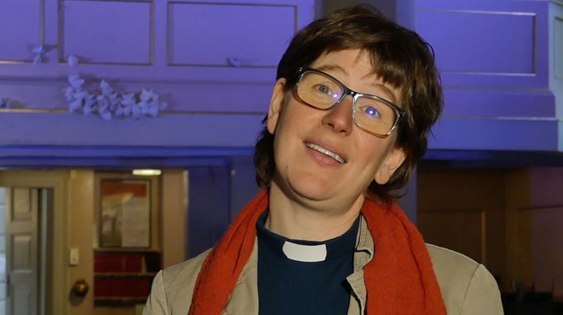 Sogneprest Karoline Faber er glad for å kunne åpne kirken for alle som ønsker.