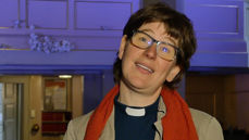 Sogneprest Karoline Faber er glad for å kunne åpne kirken for alle som ønsker.