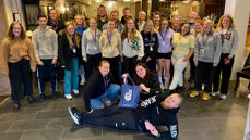 De fleste delegatene og observatørene samlet i lobbyen på Søstrene Storaas hotell i forbindelse med Ungdommens bisopedømmemøte 2021. (Foto Henrik Guii-Larsen)
