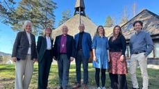 Utenfor Olavskirken ved Modum Bad: leder ved Institutt for Sjelesorg, Marit Endresen (fra venstre), konstituert direktør KariAnne Vrabel, biskop Jan Otto Myrseth, kirkefagsjef Michael Onsrud, utdanningsprest Randi Abelsen Woldseth og sykehusprestene Karoline Astrup og Anders Heskestad Mikalsen. Foto: Unni Tobiassen Lie
