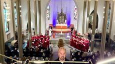 Domkantor Espen Melbø ledet en fullsatt domkirke med 520 besøkende i sang. Foto: Torill Landaasen