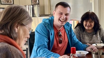 Ivan Duz jobbet som journalist i Ukraina og opplevde blant annet at foreldrenes hus ble bombet. Han mottar mathjelp fra Stasjonen og bidrar tilbake med å oversette fra ukrainsk til engelsk. Her sammen med Liudmyla Burdakova og Kari Kortnes. Foto: Torill Landaasen