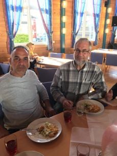 Fra en samling i mai hvor en syrisk familie hadde laget middagen som ble servert. Her sitter faren i familien sammen med diakon Tjøstolf Vittersø. Foto: AOT